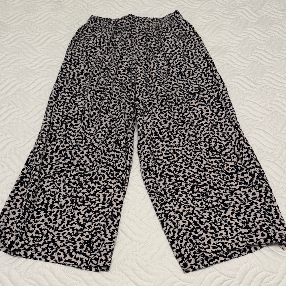 Black and White Patterned Crop Pants